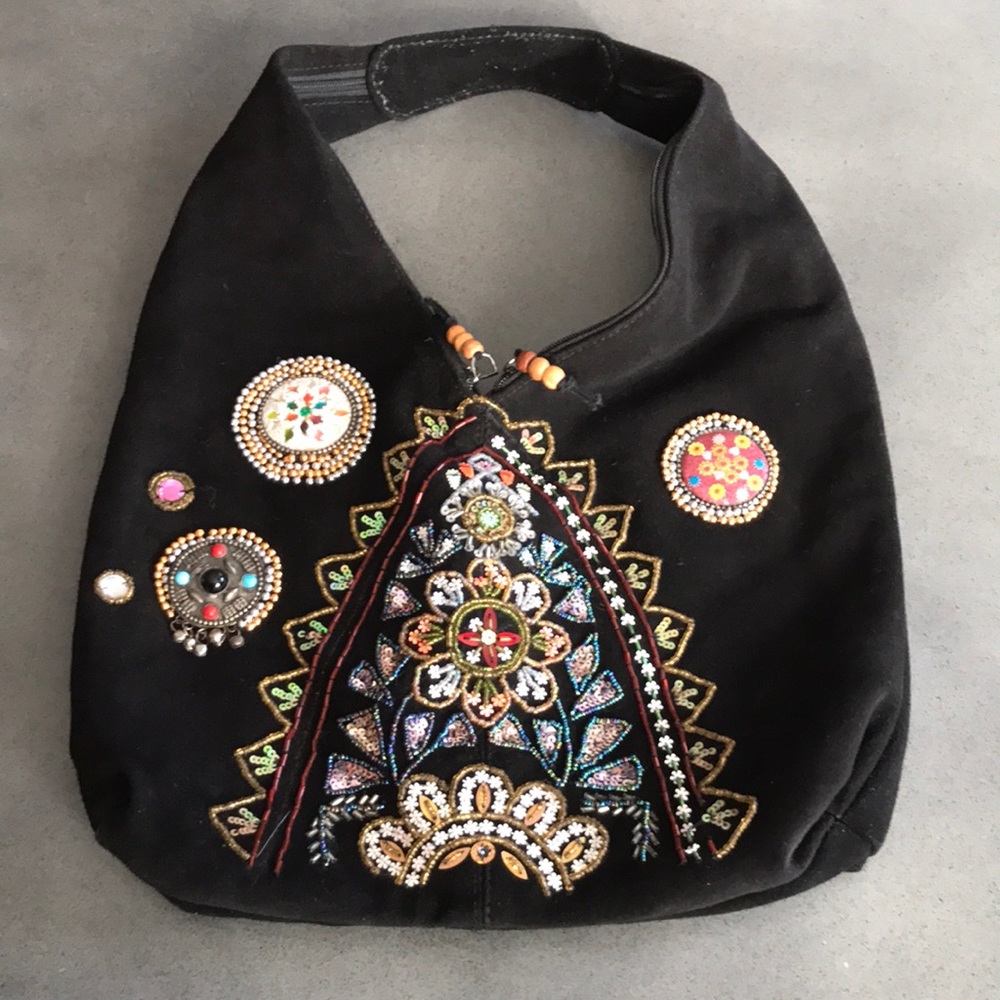 Sleek Black Shoulder Bag with Elegant Design
